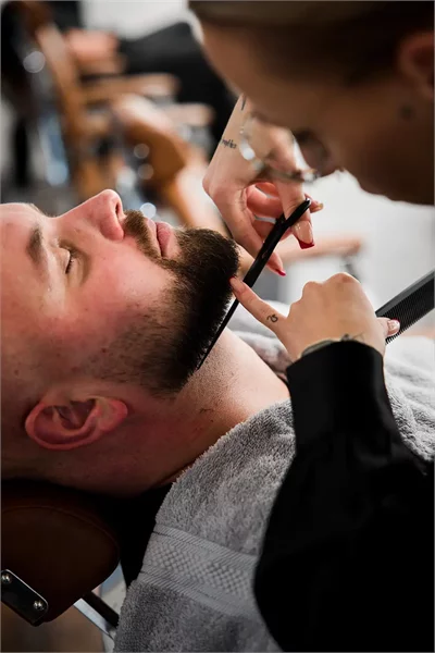 Newman Barber probíhající procedura úprava vousů