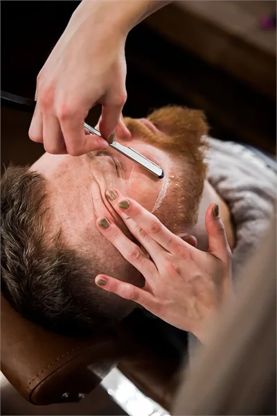 Newman Barber probíhající procedura úprava vousů